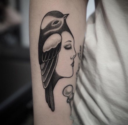 创意的鸟与人脸结合的个性纹身图案