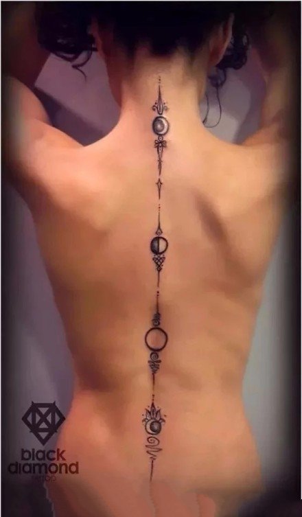 18张女性后背脊椎上的漂亮纹身图案
