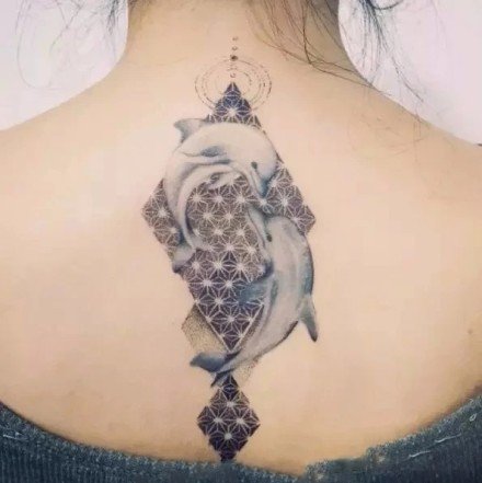 18张女性后背脊椎上的漂亮纹身图案