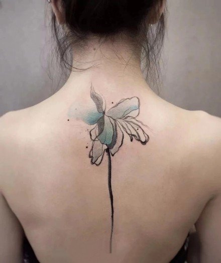 18张女性后背脊椎上的漂亮纹身图案