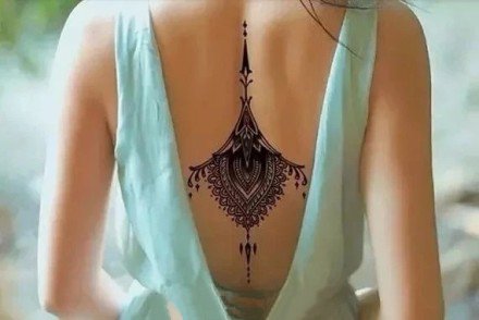 18张女性后背脊椎上的漂亮纹身图案