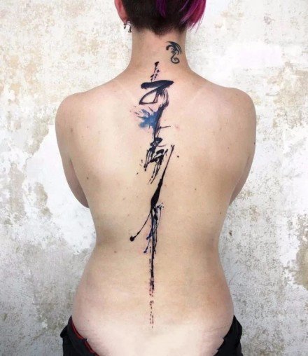 18张女性后背脊椎上的漂亮纹身图案