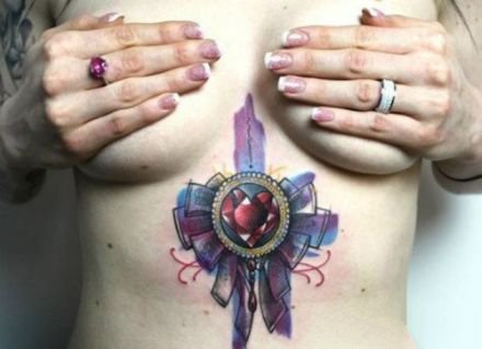 很性感的一波女性胸下纹身图案