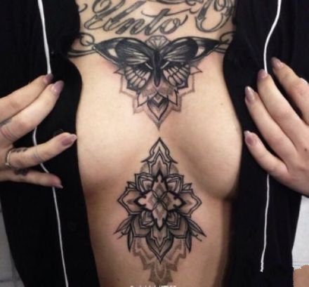 很性感的一波女性胸下纹身图案