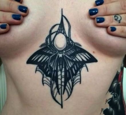 很性感的一波女性胸下纹身图案