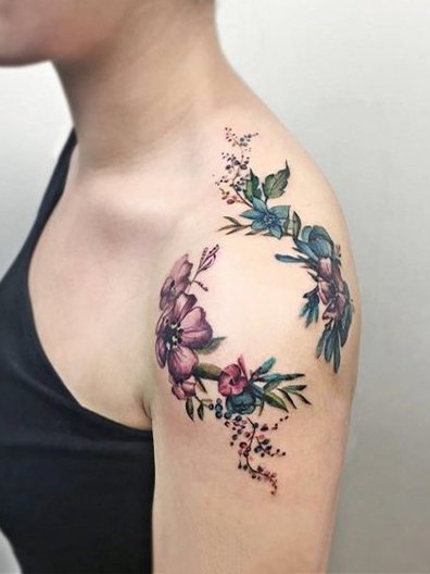 女生肩头上的性感小纹身图案