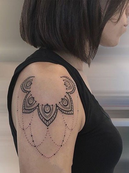 女生肩头上的性感小纹身图案