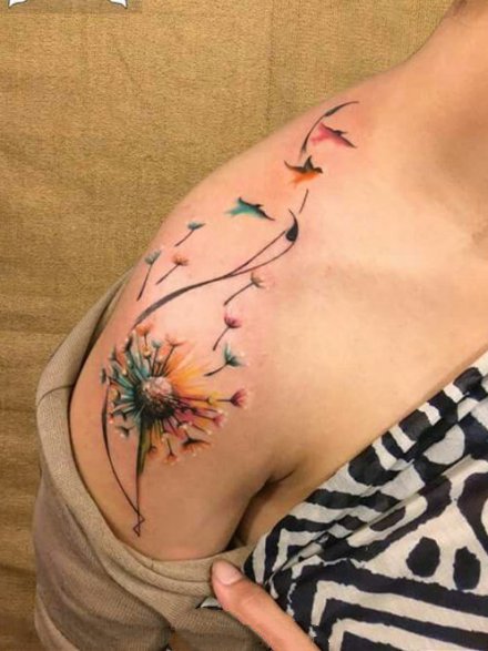 女生肩头上的性感小纹身图案