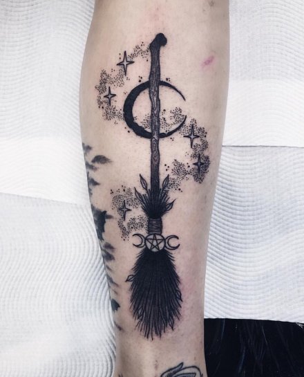 魔法主题的一组魔法扫帚帽子等纹身图案