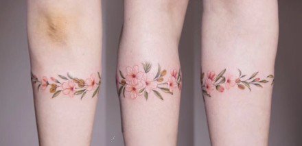 小清新环绕手臂的一组花环纹身