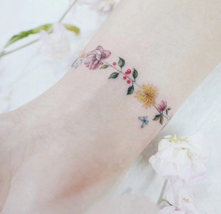 小清新环绕手臂的一组花环纹身