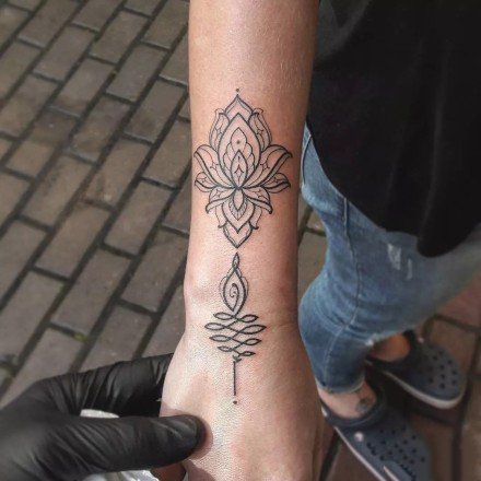 女生的黑灰色梵花性感纹身图案