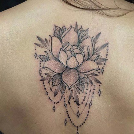 女生的黑灰色梵花性感纹身图案