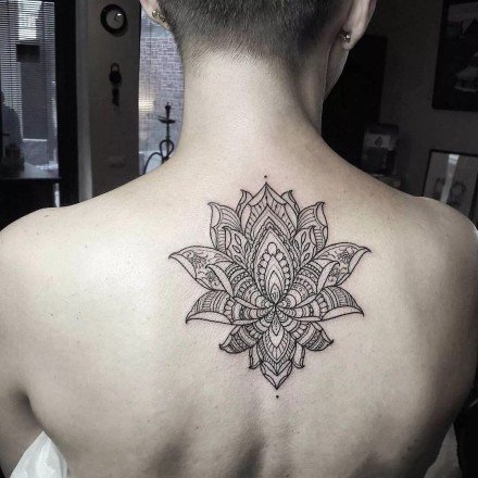 女生的黑灰色梵花性感纹身图案