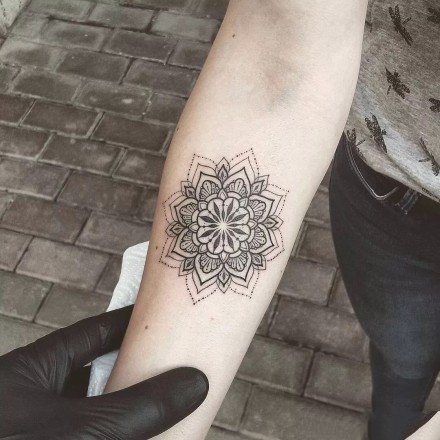 女生的黑灰色梵花性感纹身图案