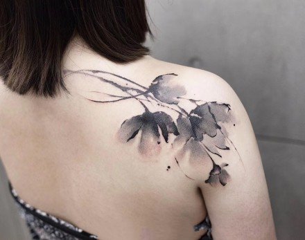 适合女生的超性感的水墨肩花纹身图