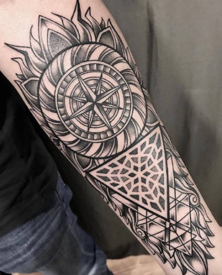 9张华丽而独特的包臂黑灰纹身图案