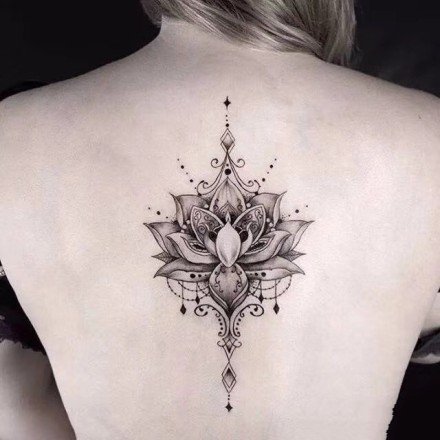 女生后背脊椎处唯美的莲花梵花纹身图案