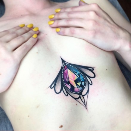 女士性感的胸部下面的宝石纹身图案