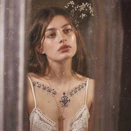 女生胸前锁骨处好看的一组纹身作品图案