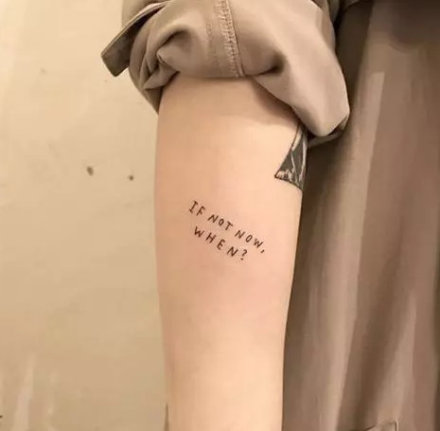 简约范的英文字母小纹身图案18张