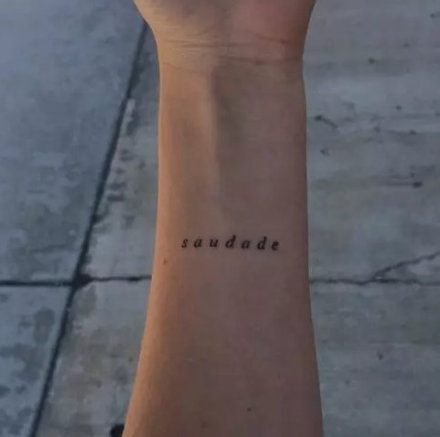 简约范的英文字母小纹身图案18张