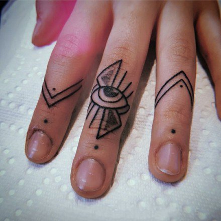 纹在手指上的一组简约小纹身图片