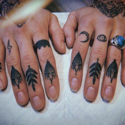 纹在手指上的一组简约小纹身图片