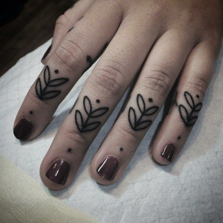 纹在手指上的一组简约小纹身图片