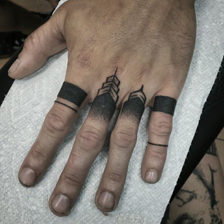 纹在手指上的一组简约小纹身图片