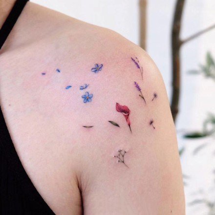 小清新的一组花瓣纹身图片欣赏