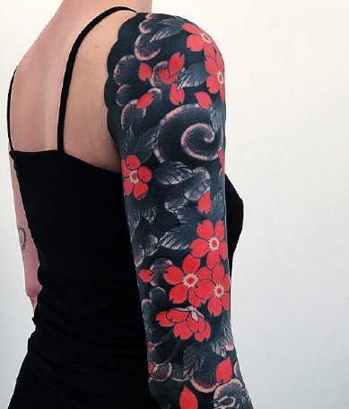 略显清新的红黑色传统风格的纹身