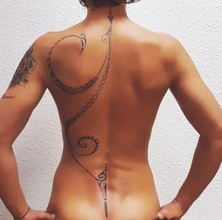 18张女生后背的性感颈椎脊椎骨纹身图案