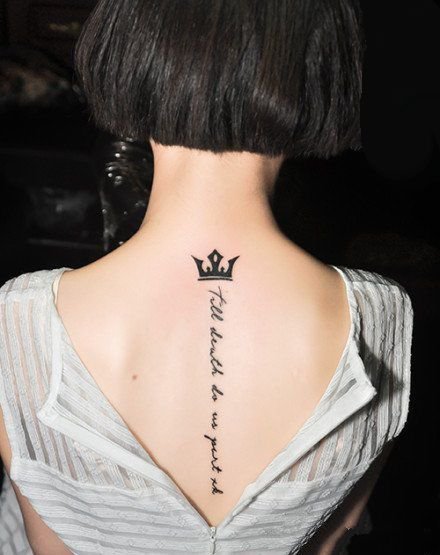 18张女生后背的性感颈椎脊椎骨纹身图案