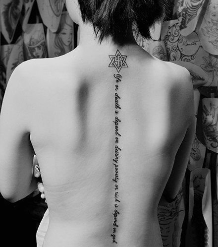 18张女生后背的性感颈椎脊椎骨纹身图案