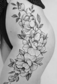 女士性感大腿上的素花纹身作品图片