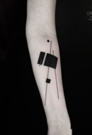 胳膊上极简风格的几何线条纹身图片