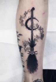 魔法主题的一组魔法扫帚帽子等纹身图案