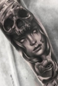 欧美黑灰小图人物骷髅眼睛写实肖像纹身