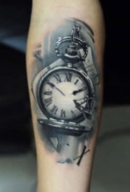 9组黑色的钟表纹身作品图案赏析