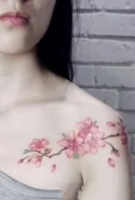 15组女孩都爱的锁骨小清新纹身图案