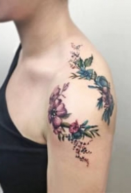 女生肩头上的性感小纹身图案