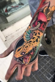 school风格的帅气手背部纹身图案