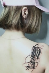 音乐爱好者喜欢的个性麦克风纹身图案