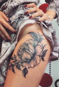 女士大腿侧部性感梵花纹身作品欣赏