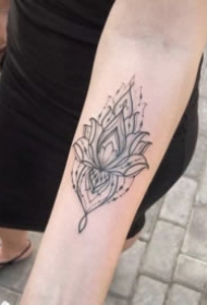 女生的黑灰色梵花性感纹身图案