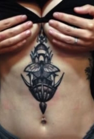 很性感的一波女性胸下纹身图案