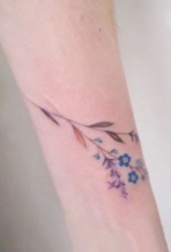 小清新环绕手臂的一组花环纹身