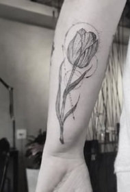 手臂上几何线条的一组小清新纹身图案9张