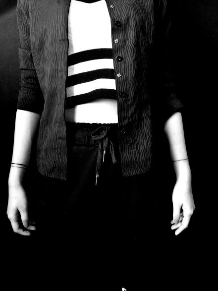 环绕手腕的超简约一条线纹身作品